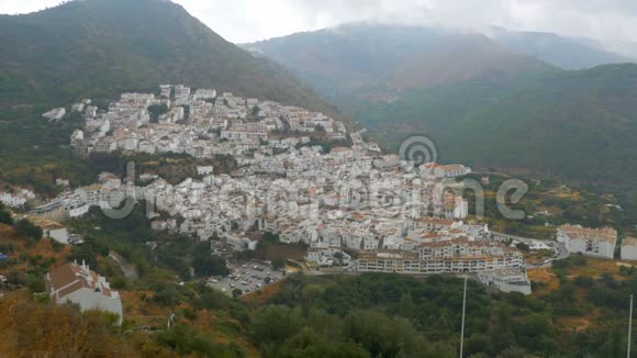 西班牙的安达白村被群山和树木包围视频的预览图