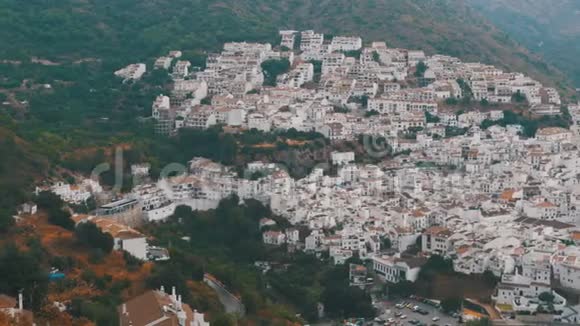 从西班牙山区一个白色村庄上方的全景视频的预览图