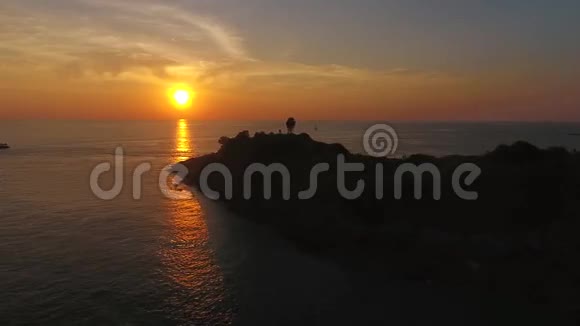 在背景上用Promthep斗篷拍摄日落高清空中慢镜头泰国普吉岛视频的预览图