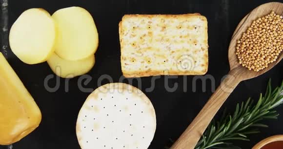 切片奶酪加脆饼干种子迷迭香草和酱汁视频的预览图