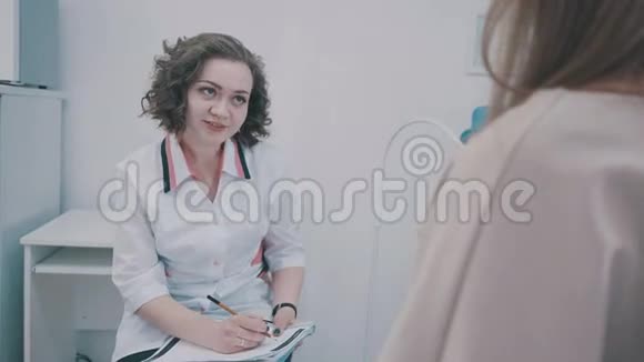 医生咨询她的女病人坐在医生办公室的病人视频的预览图
