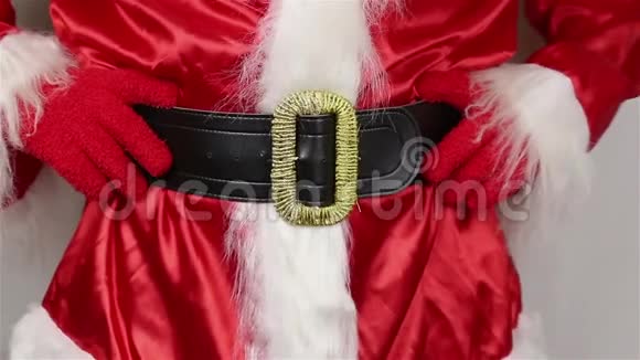 圣诞老人调整他的腰带视频的预览图