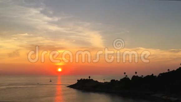美丽的日落天空时间流逝与Promthep斗篷剪影的背景高清泰国普吉岛视频的预览图