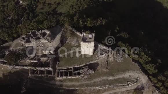 阳光明媚的夏日美丽的阿那科比亚堡垒的鸟瞰图视频的预览图