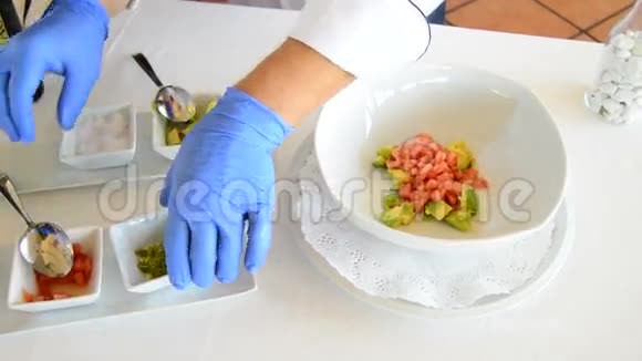 专业厨师手把不同的原料混合在碗里视频的预览图