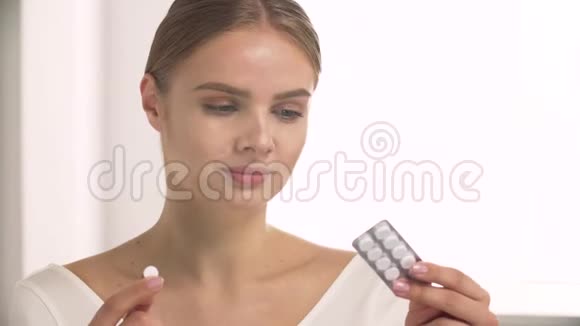 医学服用避孕药的妇女视频的预览图