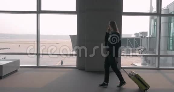 女子在机场候机楼用手机聊天视频的预览图
