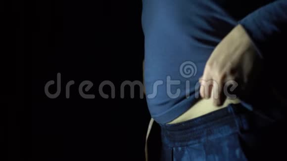 女人在黑色的背景下抬起并放下腹部视频的预览图