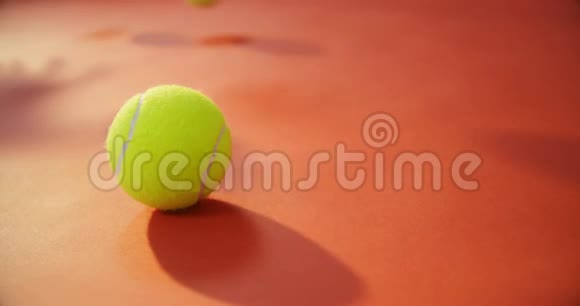 4k红地板上的网球视频的预览图