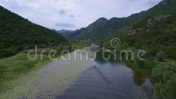 空中拍摄河流水面上有绿色的百合花环绕着小山视频的预览图