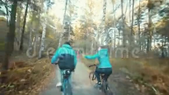 男人和女人骑自行车手牵手视频的预览图
