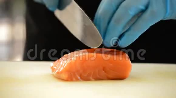 专业厨师切三文鱼片视频的预览图