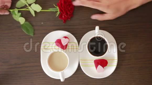 在咖啡馆约会的男人和女人喝咖啡和蛋糕情人节视频的预览图