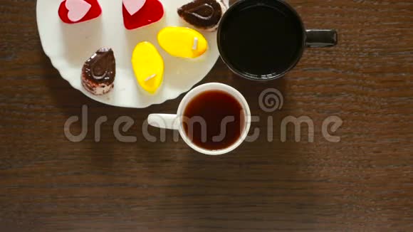 杯子里的红茶和咖啡有饮料和甜点的桌子情人节视频的预览图