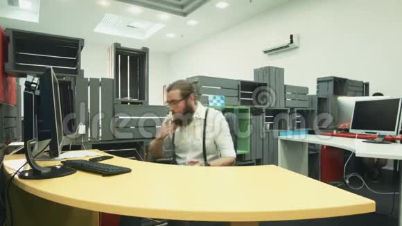 一个人在电脑上工作和同事用平板电脑聊天视频的预览图
