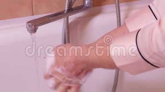 女人在浴室洗手视频的预览图
