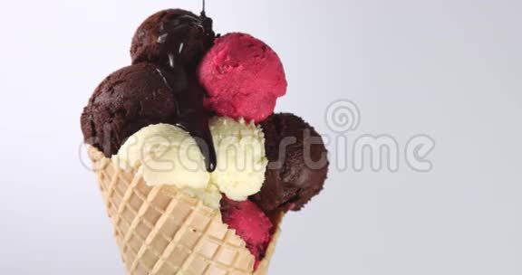 巨大的朋友满是冰淇淋球和巧克力软糖视频的预览图