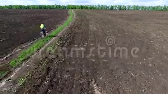骑自行车的人在田里骑自行车视频的预览图