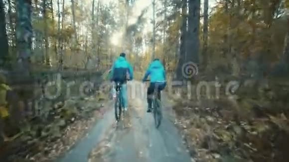 积极的生活方式和搭档一起骑自行车两辆自行车视频的预览图