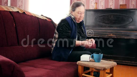老年妇女家中的老年妇女服用药物养老金保健视频的预览图