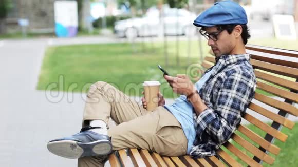 有智能手机的男人在城市大街36号喝咖啡视频的预览图