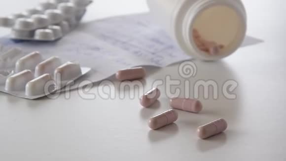 白色背景的药丸和胶囊文字空间视频的预览图
