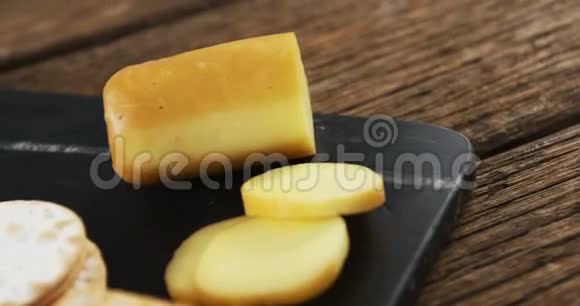 切片奶酪加脆饼干种子迷迭香草和酱汁视频的预览图