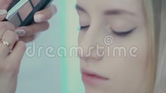 化妆师用刷子做眼睑上的珠光阴影视频的预览图