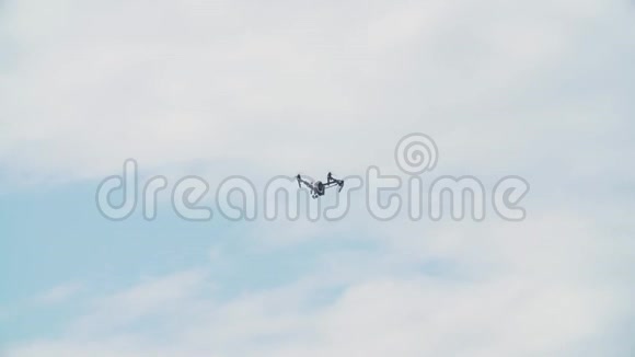 拍摄无人机飞在蓝天白云面前视频的预览图