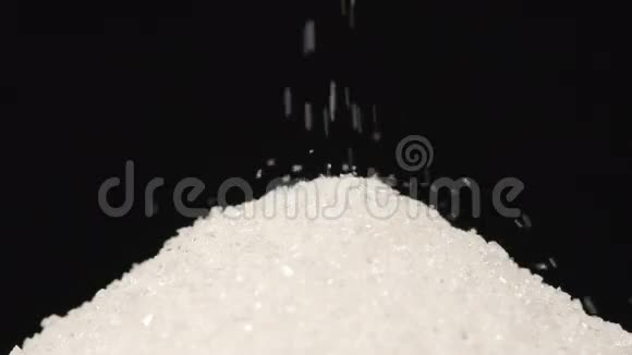 缓慢移动粒糖在堆上掉落的宏观镜头视频的预览图