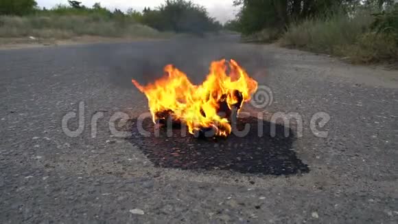 一双女鞋在空路上着火视频的预览图
