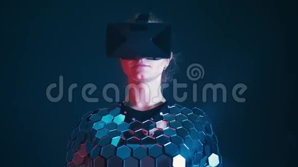 漂亮的金发美女戴着未来镜套装玩虚拟现实眼镜游戏视频的预览图