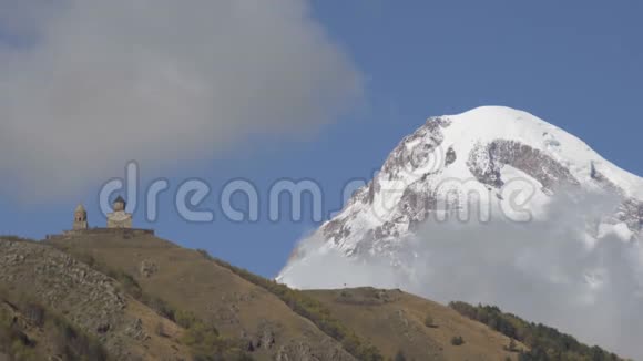 美丽的卡兹别克山在云中视频的预览图