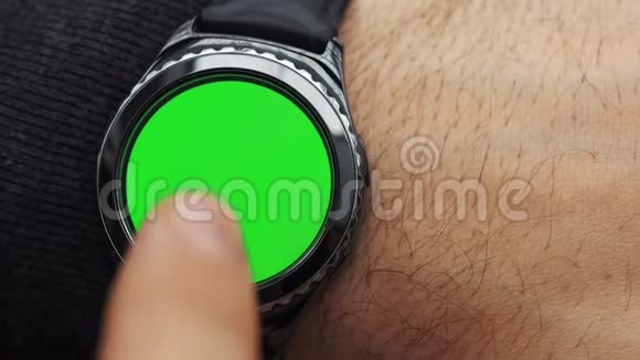 男人在圆形屏幕上手势现代智能手表与绿色屏幕色度关键内容视频的预览图