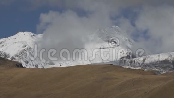 美丽的卡兹别克山在云中视频的预览图