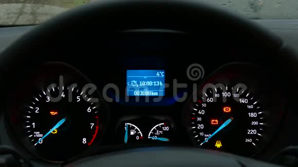 使用车载计算机屏幕设置汽车的功能视频的预览图