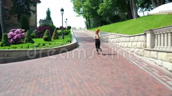 女运动员在公园慢跑运动女子晨练视频的预览图