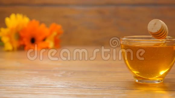 蜂蜜放在漂亮的玻璃碗里花卉组合第92号LRPan视频的预览图