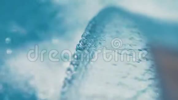 水从金属瀑布流入蓝色游泳池的慢运动曲线视频的预览图