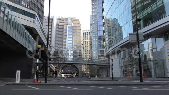 现代建筑之间的道路视频的预览图
