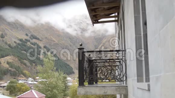 山上浓雾弥漫格鲁吉亚高加索山脉视频的预览图