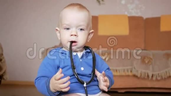 家里有听诊器的可爱宝宝幼儿咀嚼医疗器械牙齿视频的预览图
