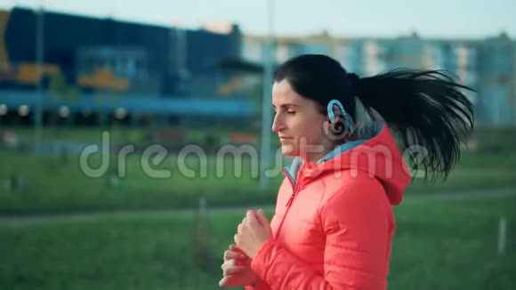 健身青年妇女在城市公园慢跑视频的预览图