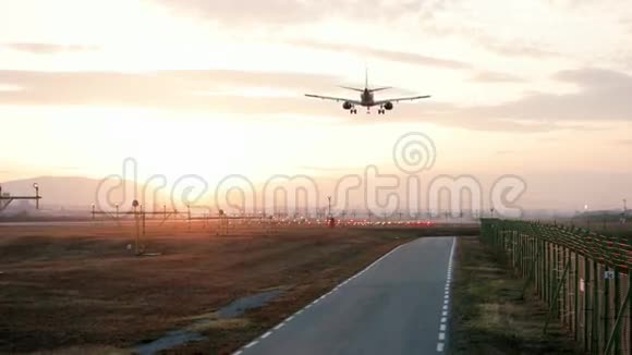 飞机降落在机场飞机日落时降落飞机低飞准备降落在机场视频的预览图
