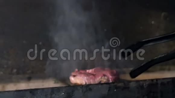 厨师检查肉是否准备好并继续烹饪视频的预览图