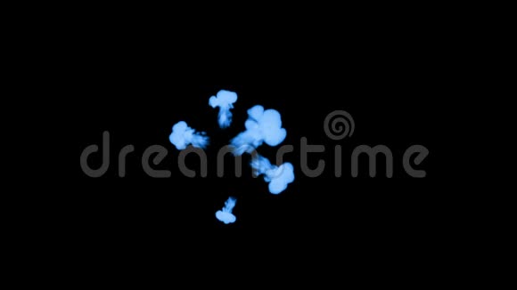 荧光蓝墨水或烟雾形成恒星在黑色上缓慢地分离蓝色油漆在水中卷曲使用墨水视频的预览图
