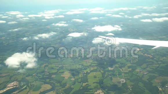 格林伍德村的鸟瞰图从飞机的靠窗座位上可以看到视频的预览图