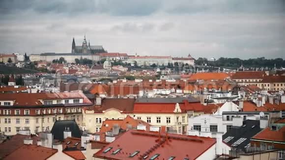 在布拉格捷克共和国旧城镇建筑的红色屋顶的空中延时视图圣维特大教堂视频的预览图