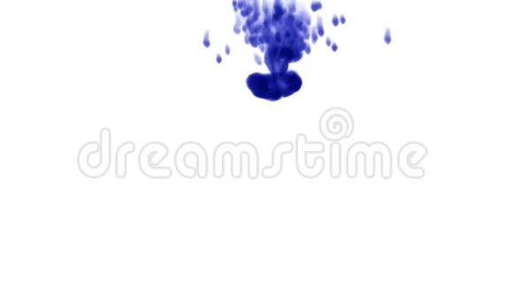 蓝染漂浮在水中慢镜头拍摄背景或背景的烟雾或墨水效果阿尔法视频的预览图