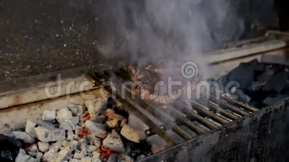 厨师检查烤架上是否有肉视频的预览图